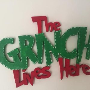 Scritta in legno “The Grinch lives here”