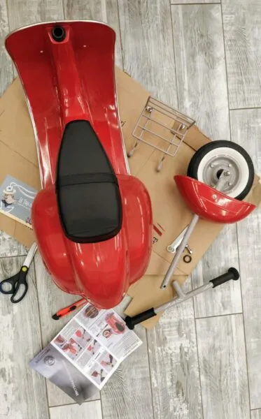 Vespa Primo 3 ruote con porta pacchi rossa linea Classic – AMBOSSTOYS - immagine 4