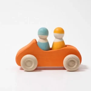 Piccola automobile in legno arancione con due passeggeri – Grimm’s